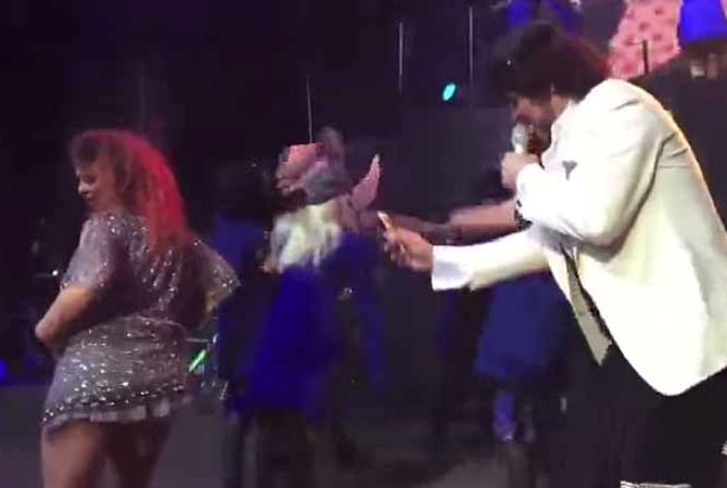 В Анапе во время концерта Киркорова фанатка устроила феерию на сцене В Анапе во время концерта Киркорова фанатка устроила феерию на сцене