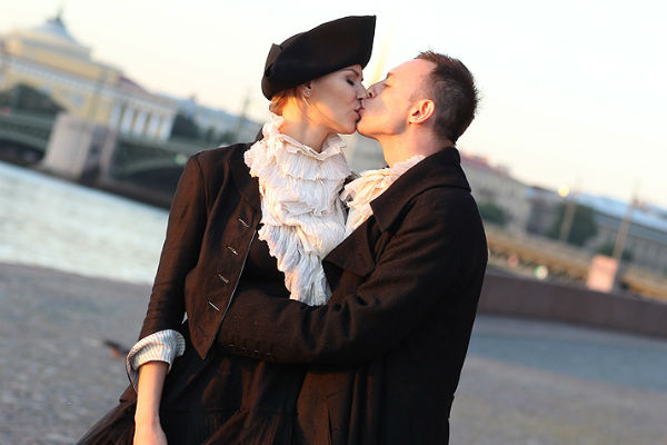 Рома Зверев в новом клипе в первый раз продемонстрировал свою супругу